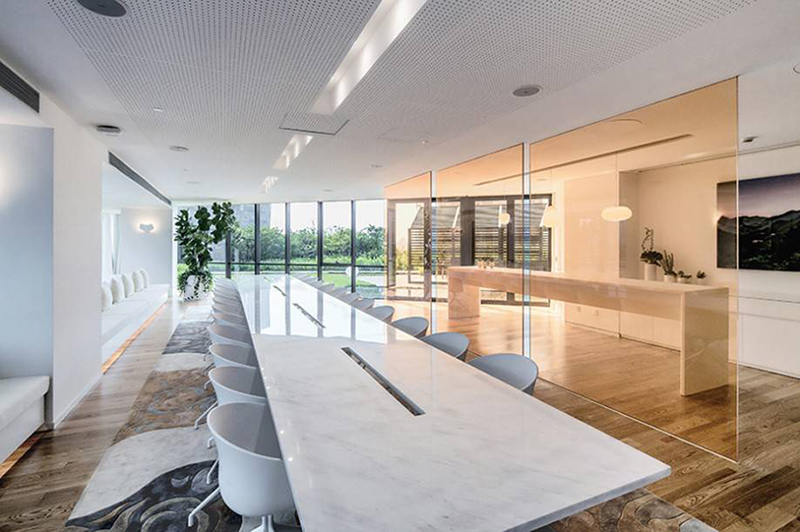 福冠辦公家具外觀設(shè)計(jì)時尚，彰顯綠色環(huán)保個性。獨(dú)特強(qiáng)弱電線路設(shè)計(jì)，保障您的安全。