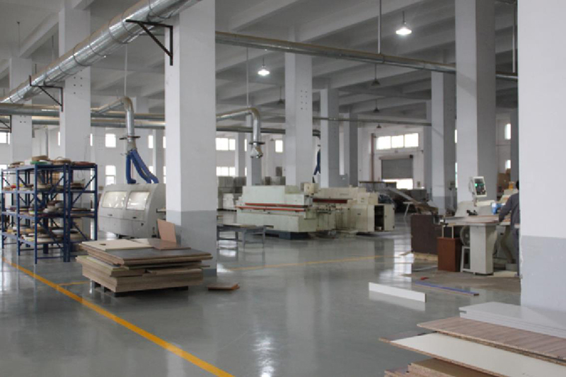 上海辦公家具廠卓越的現(xiàn)代化管理制度，認(rèn)真負(fù)責(zé)的福冠辦公家具全體員工，規(guī)范化流水作業(yè)，保障您的產(chǎn)品質(zhì)量。